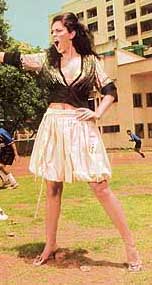 Puffed up dresses are sure show stealers in the city, be it baloon skirts or tunics with puffed sleaves.