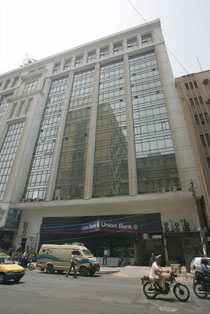 A view of the head office of Pakistans Union Bank in Karachi on Tuesday. Britains Standard Chartered Bank is close to acquiring a majority stake in Union Bank Ltd. and a preliminary agreement is expected to be inked in coming days, officials
