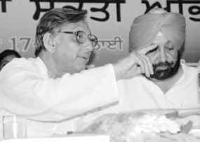 Union Panchayati Raj and Development Minister Mani Shanker Aiyer with Punjab Chief Minister Amarinder Singh at a seminar 