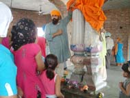The two pillars in Jhulna Mahal Gurdwara symbolise the meeting of Guru Arjun Dev with Guru Hargobind Sahib
