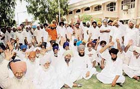 Farmers stage a dharna outside the office of the Dera Bassi Sub Divisional Magistrate (SDM) in protest against the Punjab Government's move to construct a bandh on the riverbed in Chhat village