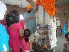 The two pillars in Jhulna Mahal Gurdwara symbolise the meeting of Guru Arjun Dev  with Guru Hargobind Sahib