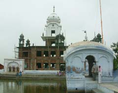 A view of the old and the newly-built structures of Jhulna Mahal Gurdwara in Amritsar.
