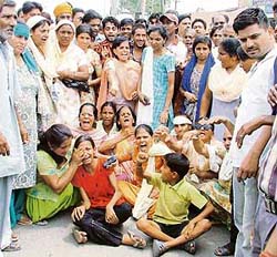 Agitators sit on dharna in protest against the murder of a woman in Ludhiana
