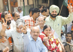 BJP candidate for Subhash Nagar MCD Ward No 20 by-election, Meera Kunwaria with Delhi Pradesh BJP president Harsh Vardhan, Vijay Kumar Malhotra, Navjot Siddhu and others, campaigning in the Capital