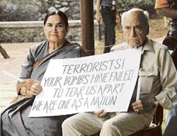 Veteran actors Shaukat Azmi and A.K. Hangal protest 
