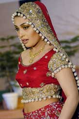 A model displays an outfit by Pakistani fashion designer Aliya at a fashion show in Lahore late on Tuesday.