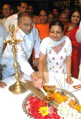 Urban Development Minister Jaipal Reddy, inaugurating the Jansunwai programme for street vendors, which was organised by Manushi Sangathan, at Kamani Auditourium in the Capital on Wednesday.