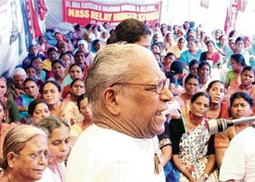 Kerala Chief Minister V.S. Achuthanandan addresses aanganwadi workers at Jantar Mantar in New Delhi