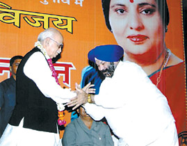 SAD (B) General Secretary S. Onkar Singh Thapar greets senior BJP leader L .K. Advani at a function organised to celebrate the BJP victory in the recently-held by-election in Subhash Nagar. 