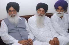 Shiromani Akali Dal  President Parkash Singh Badal (L) talks to mediapersons in Jalandhar