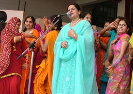 Renowned singer Dolly Guleria enthralls students of Master Tara Singh College to celebrate Teej in Ludhiana