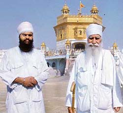 Baba Amrik Singh (left) with Baba Jagtar Singh of Kar Seva