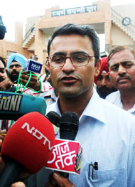 Deepak Kaul, visa counsellor at the Indian High Commission, who was declared persona non grata by Pakistan,talks to the media on arrival at the Wagah joint checkpost