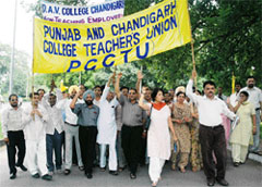 College teachers marching to Punjab Bhavan in Chandigarh