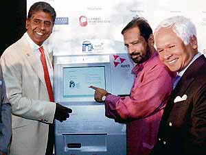 Former tennis player Vijay Amritraj and Indian Olympics Association President Suresh Kalmadi during a press conference to announce the launch of the Hutch Delhi Half Marathon 2006, in New Delhi on Tuesday.