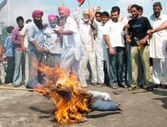 Activists of five Left parties burn an effigy of the US President George W. Bush at BMC Chowk in Jalandhar