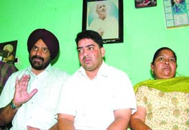 The poets younger son Satkartar Singh Noorpuri, grandson Inderjit Noorpuri and elder daughter-in-law. 