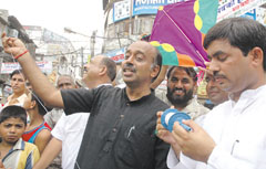 The BJP leader and president of the Heritage India Foundation, Mr Vijay Goel, and former Union Minister Shahnawaz Hussain flying kites at an exhibition in the Capital 