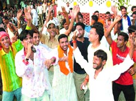 Inmates of Central Jail dance with Punjabi singer Teji Sandhu during a function on the eve of the Independence Day