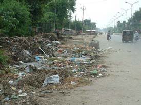 Garbage littered in Chheharta on the Amritsar-Wagah road