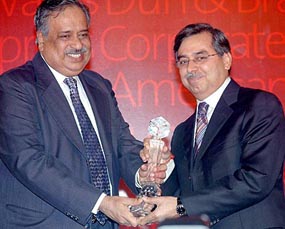 Mr Pawan Munjal, Managing Director, Hero Honda, receives the "Dun & Bradstreet  American Express corporate award 2006' from SEBI Chairman M. Damodaran in Mumbai on Thursday night.