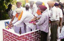 Leaders pay tributes to Flying Officer Kuldip Singh Johal at Saharnmajra village near Mandi Ahmedgarh on Sunday