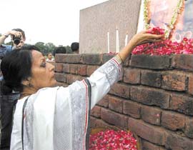 Classical dancer Sonal Mansingh paying floral tributes to Bharat Ratna Bismillah Khan.