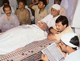 The mortal remains of shehnai maestro Bismillah Khan at Benia Bag where his admirers paid their last respects in Varanasi on Monday