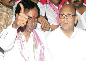 Telangana Rashtra Samithi President K. Chandra Sekhar Rao, who resigned from the Union Cabinet, on hunger strike with former Prime Minister V.P. Singh at Jantar Mantar in New Delhi