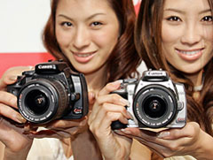 Models display Canon's new digital single-lens reflex (SLR) camera "Eos Kiss Digital X", equipped with a 10.1 mega-pixel CMOS image sensor