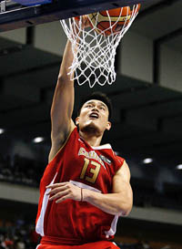 Chinas Yao Ming scores during the first-round match against Slovenia at the World Basketball Championship in Sapporo on Thursday. China won 78-77.