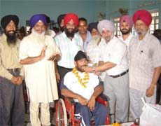 Powerlifter Rajinder Singh Rahelu being felicitated at the Ramgarhia College in Phagwara on Friday. He has been chosen for this years Arjuna Award.