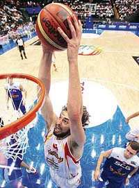Spains Pau Gasol gets ready to dunk the ball during the pre-quarterfinal against Serbia & Montenegro at the World Basketball Championship in Saitama on Saturday. Spain won 87-75.