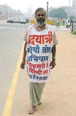 With the aim Walk for the Nation,Talk for the Nation, Live for the Nation, Devraja, a bank manager, after the end of his Kanyakumari tour at Rajpath in the Capital.