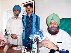Pratap Singh Bajwa with Manjit Singh (centre), who was rescued from a Pakistan jail recently