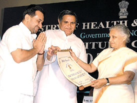 Dr Chandra Ketu being fecilitated by Delhi Chief Minister Sheila Dikshit and Health Minister Yoganand Shastri at an award ceremony at Maulana Azad Medical College.