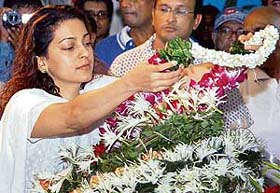 Actress Juhi Chawla pays her last respects to Hrishikesh Mukherjee before his body was taken to Shivaji Park Crematorium in Mumbai