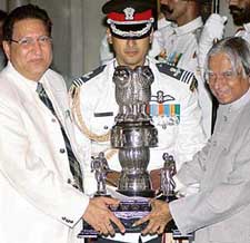 Prof R.C. Sobti, Vice-Chancellor of Panjab University, Chandigarh, receives the Maulana Abdul Kalam Azad Trophy-2004-05 for the best all round performance in sports from the President, Dr A.P.J. Abdul Kalam