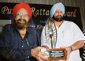 Punjab Chief Minister Amarinder Singh honours Khushwant Singh with the Punjab Rattan award at a function in New Delhi on Thursday