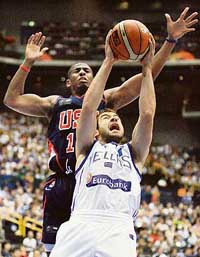 Greeces Vasileios Spanoulis (front) goes up for a basket past Chris Paul of the US during their semifinal game at the World Basketball Championship in Saitama on Friday. 