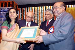 The RBI Governor, Dr Y.V.Reddy (right), presents the IDRBT Banking Technology Excellence Award to ICICI Bank Executive Director Chanda Kochha in Hyderabad