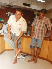 Pritpal Singh (L) and Paramjit Singh show injury marks to newsmen at Jalandhar Circuit House on Saturday.