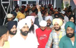 Harpreet Singh (in red T-shirt), a resident of the local Rarhi Mohalla, whose hair were allegedly cut by some miscreants