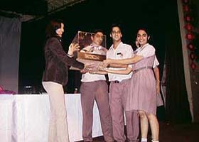 Hansraj Public School, Panchkula, team receiving the trophy from Ms Geetanjali Kirloskar after winning the Inter-School Business Quiz contest at Sanawar