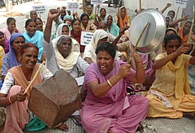 Members of 'Janwadi Istri Sabha' bang untensil protesting against inflation out side Deputy Commissioner Office in Jalandhar on Thursday.
