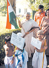 Delhi Chief Minister Sheila Dikshit along with children participating in Satyagraha Peace Run on the eve of 100 years of Mahatma Gandhi's Satyagraha at Gandhi Smriti in the Capital on Sunday.