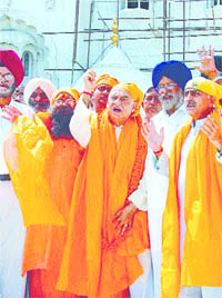 Former Delhi Chief Minister Madan Lal Khurana coming out from Gurdwara Bangla Sahib 
