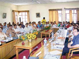 Participants at a seminar on ‘Enhancing employbilityof Himachali youth’ at Mandi