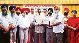 Members of the Ramgarhia College Council honour noted journalist Kuldip Nayar in Ludhiana on Tuesday. 